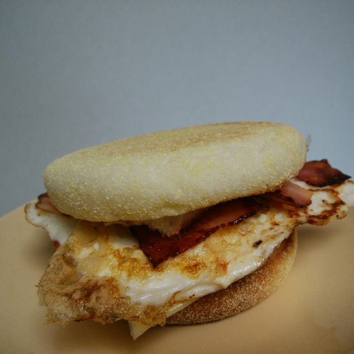 休日の朝に。ベーコンエッグマフィン!